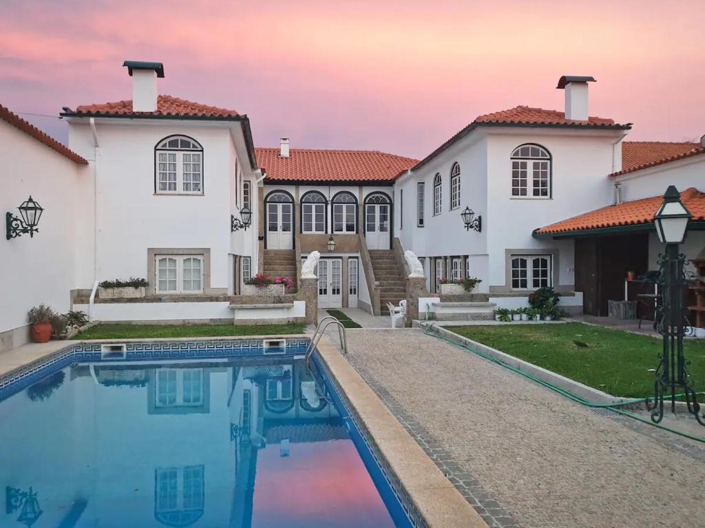 une maison avec une piscine en face de celle-ci dans l'établissement Casa do Terreiro, à Barqueiros