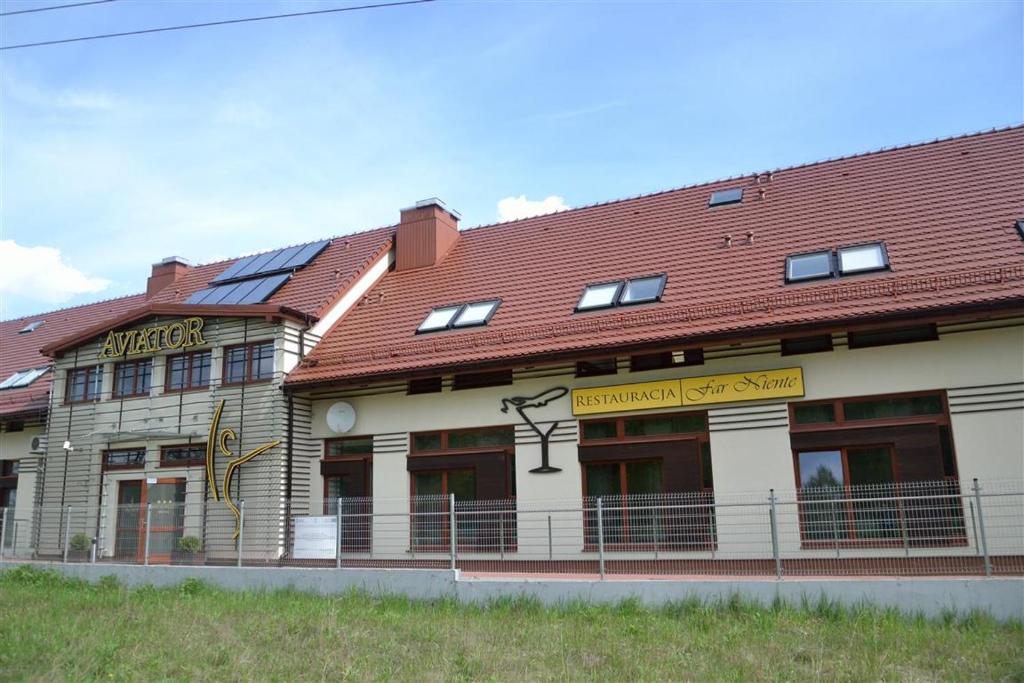 ein Gebäude mit einem Schild auf der Vorderseite in der Unterkunft Hotel Aviator Kielce in Kielce