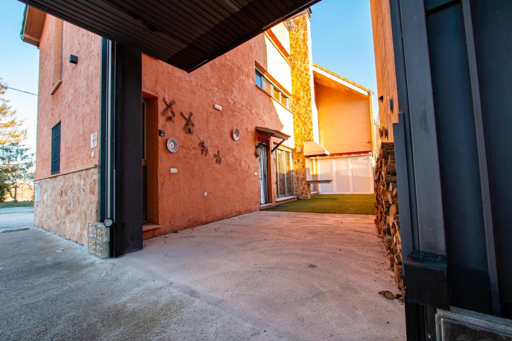 - Vistas al exterior de un edificio con puerta abierta en El Mirador de la Dehesa de Cuellar, en Dehesa