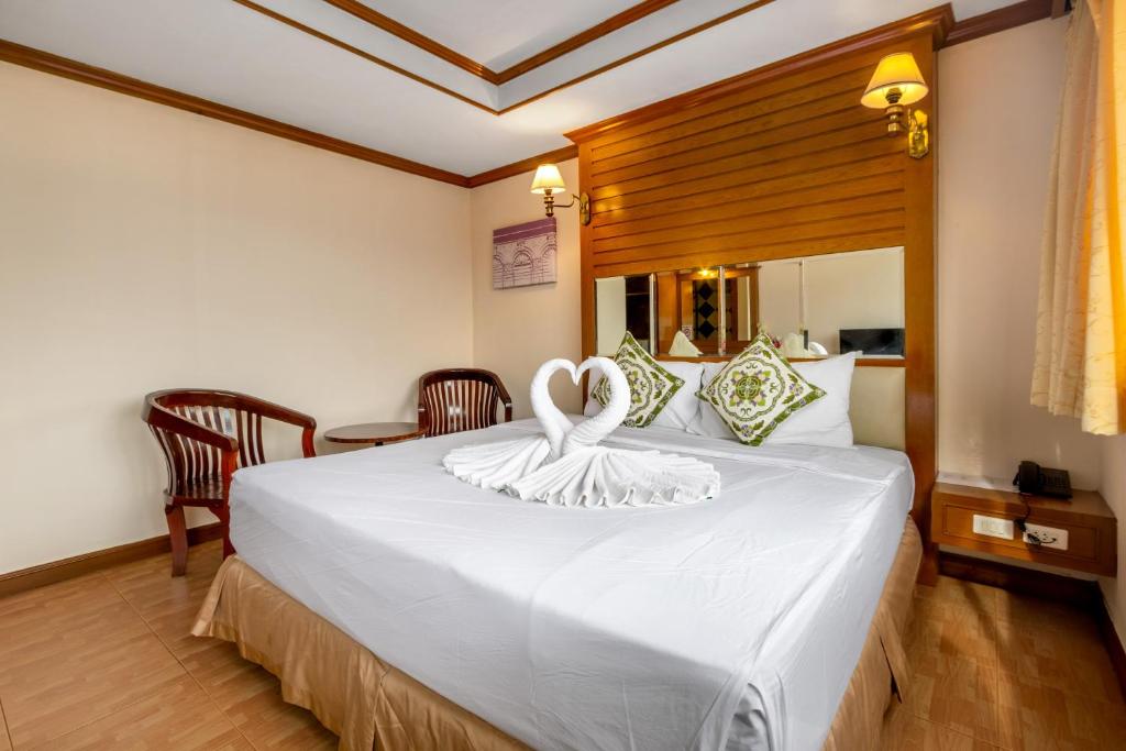 Postel nebo postele na pokoji v ubytování JB Green Hotel Patong