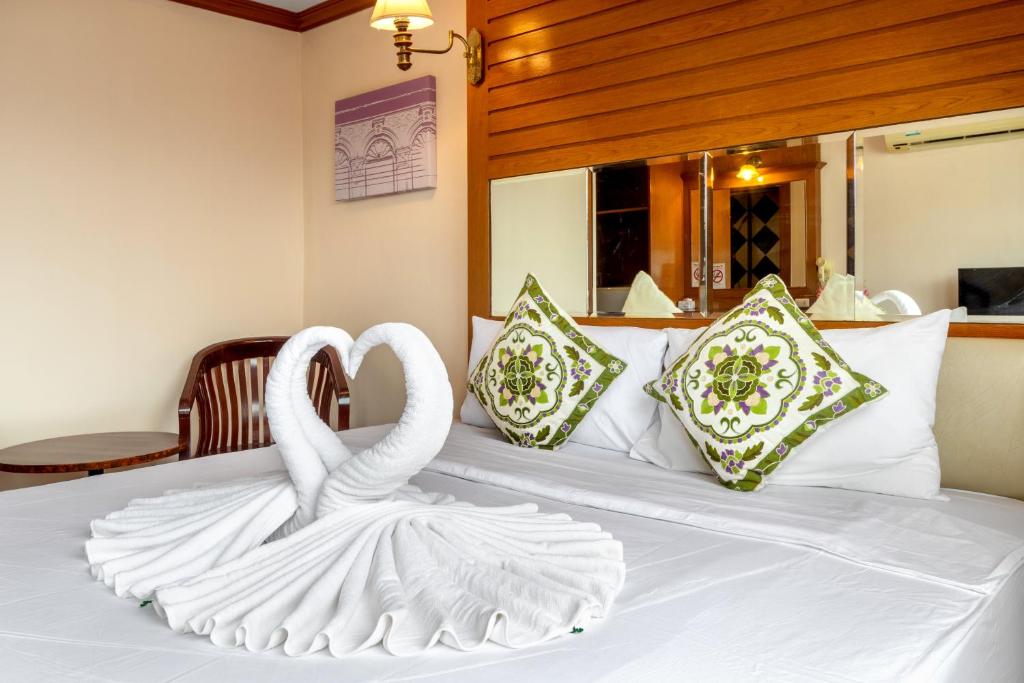 Postel nebo postele na pokoji v ubytování JB Green Hotel Patong