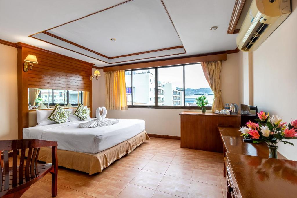 Postel nebo postele na pokoji v ubytování JB Green Hotel Patong