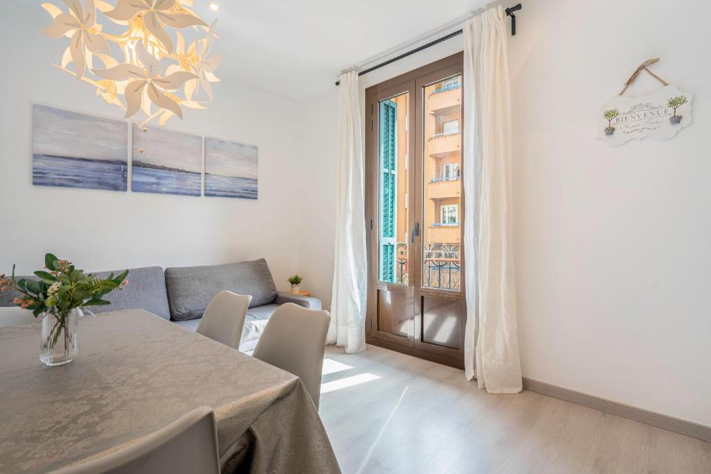 SAGRADA FAMILIA C&D Lovely Apartment في برشلونة: غرفة معيشة مع طاولة وأريكة
