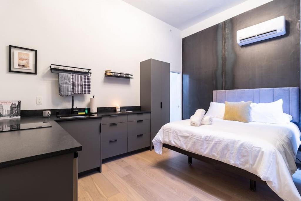 Katil atau katil-katil dalam bilik di Thena Hotel - Cozy Studio