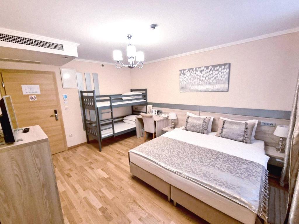 Postel nebo postele na pokoji v ubytování Benjamin Hotel