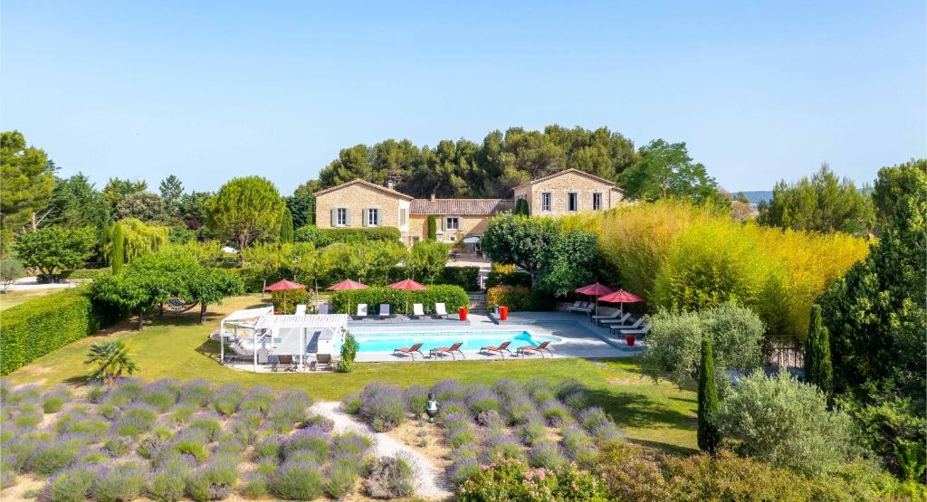 una vista aérea de un complejo con piscina en La Cour Des Sens en Lagnes