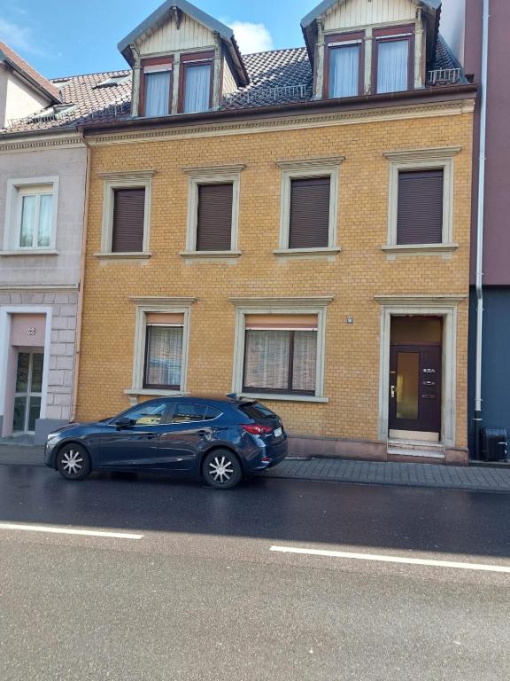 a blue car parked in front of a building at Ferienwohnung Enz in Eutingen