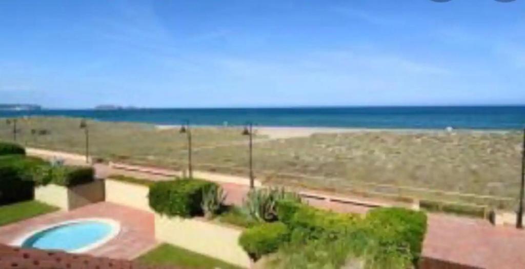 Vue sur la piscine de l'établissement Villa de Golf, primera línea ou sur une piscine à proximité