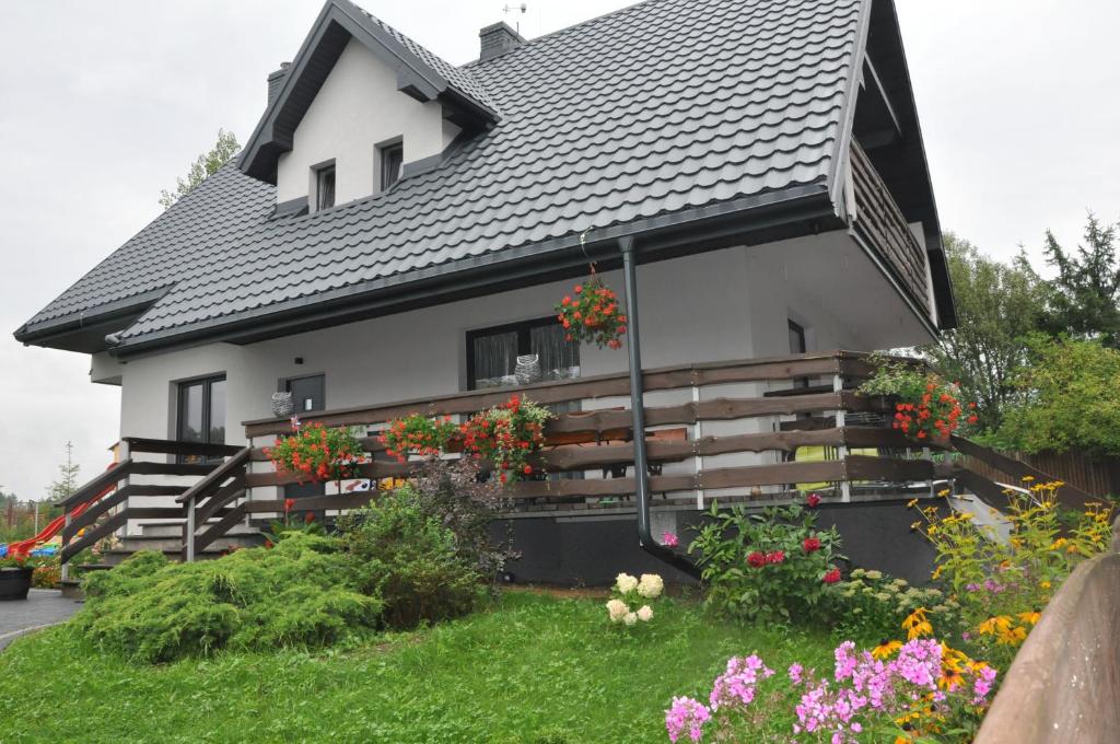 uma casa com flores ao lado dela em Dom nad Bliznem em Walne