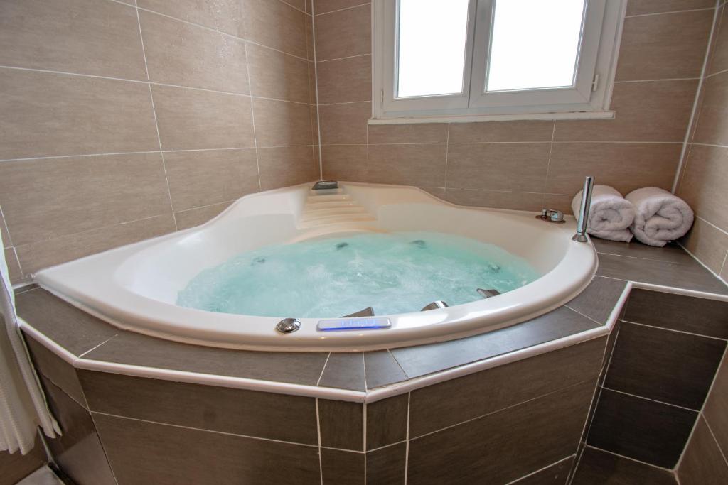 Kúpeľňa v ubytovaní Maison Fesch, vue panoramique, 120m2, Piscine, 3ch