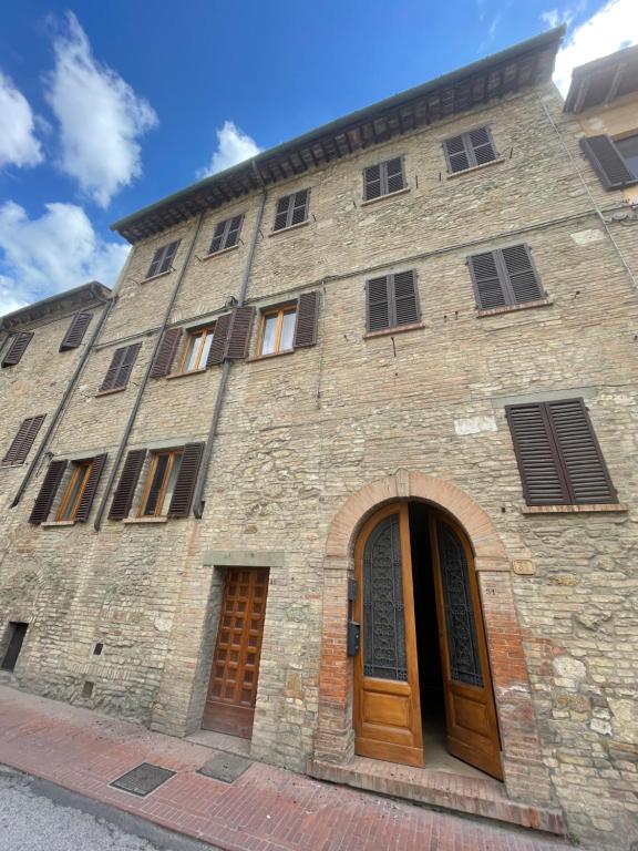 um grande edifício de tijolos com duas portas e janelas em Casa Femi em San Gimignano