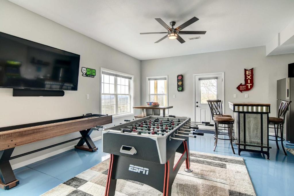 Televisi dan/atau pusat hiburan di Secluded Branson Escape with Pool and Game Room!