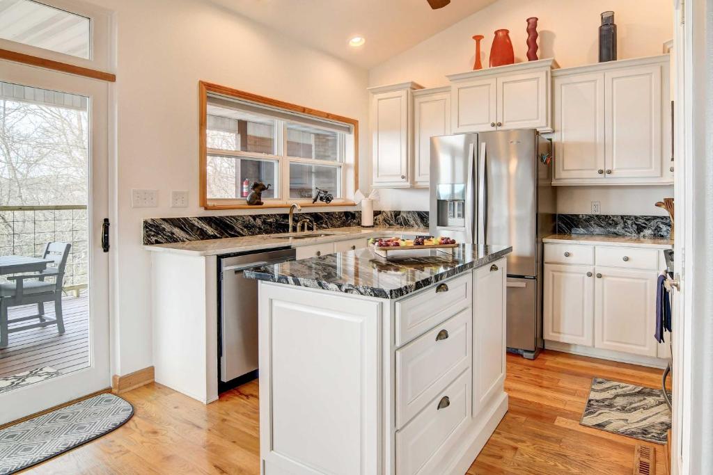 Dapur atau dapur kecil di Secluded Branson Escape with Pool and Game Room!