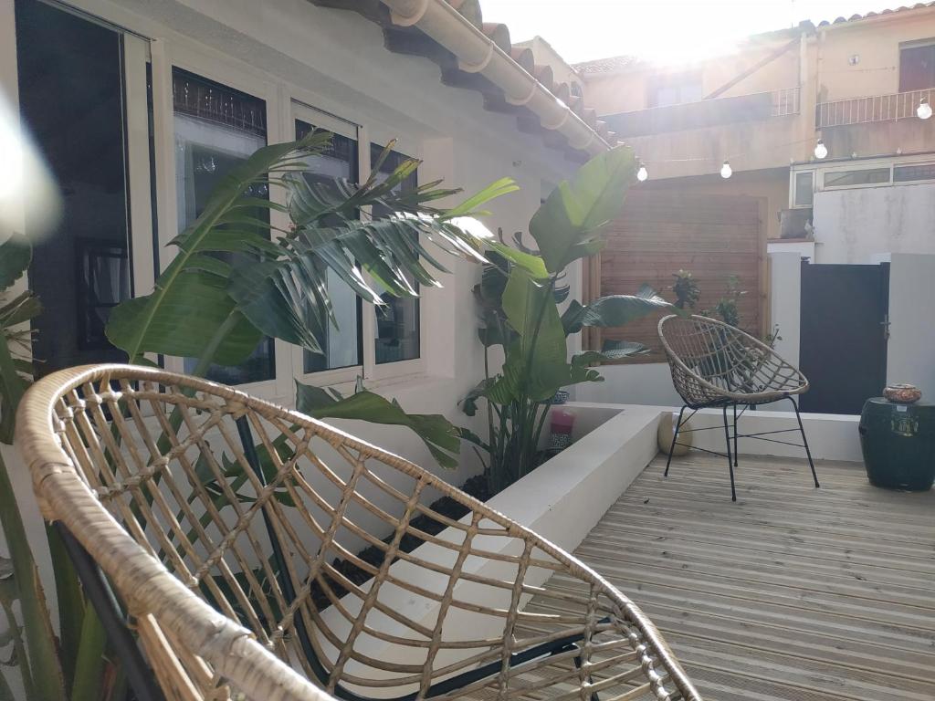 een balkon met 2 stoelen en planten erop bij Port love in Port-Vendres