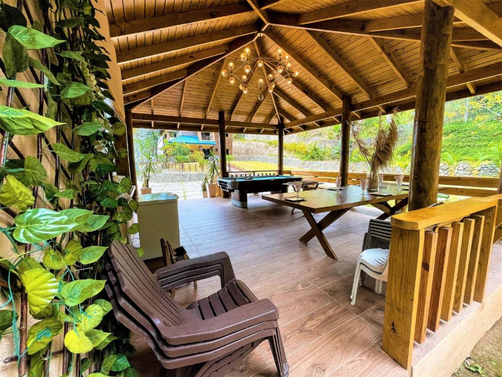 Fotografie z fotogalerie ubytování Green Village By Hospedify, Hermosa Villa En Las Alturas con Piscina, Billar, y BBQ v destinaci Jarabacoa