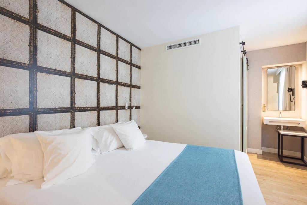 Postel nebo postele na pokoji v ubytování Madeinterranea Suites