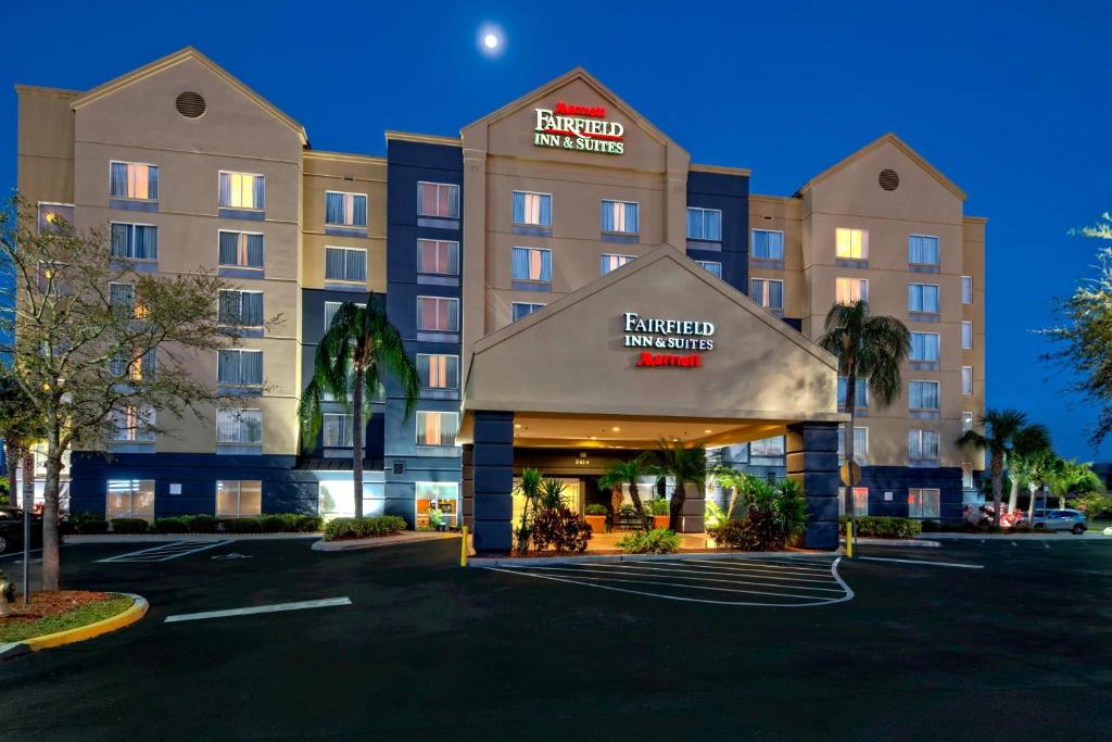 una representación de un hotel con aparcamiento en Fairfield Inn and Suites by Marriott Orlando Near Universal Orlando en Orlando