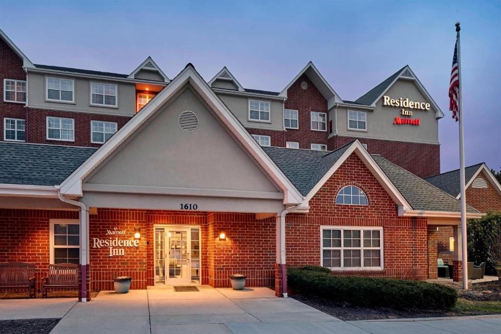 a red brick building with a hotel at Residence Inn by Marriott Chicago Schaumburg/Woodfield Mall in Schaumburg