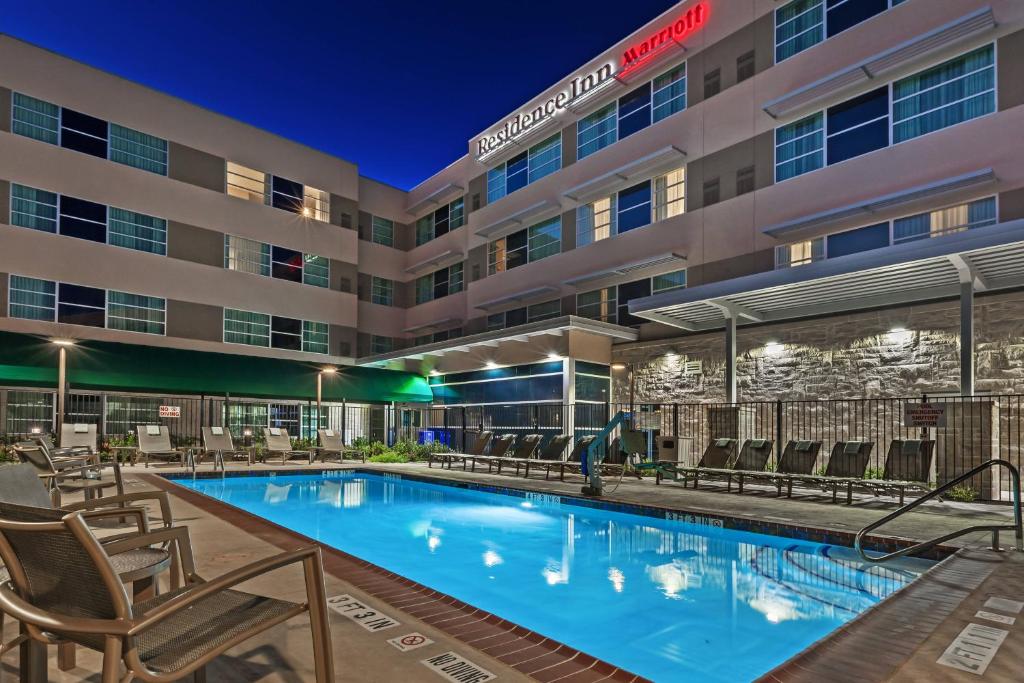 uma piscina em frente a um hotel à noite em Residence Inn by Marriott Austin Northwest/The Domain Area em Austin