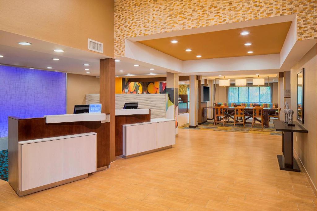 un vestíbulo de un hospital con sala de espera en Fairfield Inn & Suites by Marriott Bridgewater Branchburg/Somerville en Branchburg Park