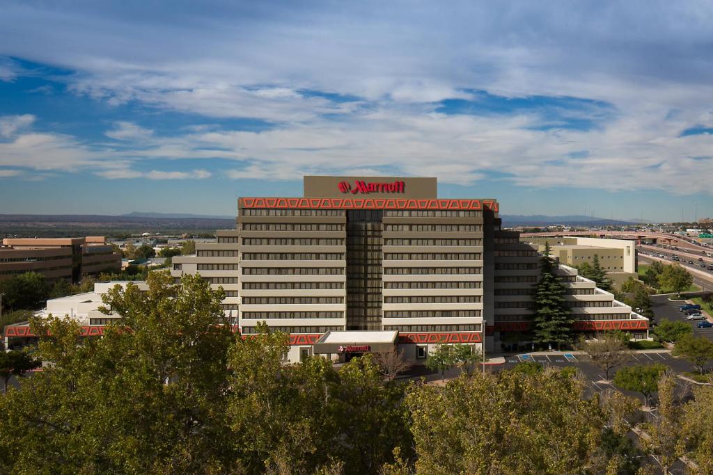 un grand bâtiment de bureau avec un signe martinant sur celui-ci dans l'établissement Albuquerque Marriott Pyramid North, à Albuquerque