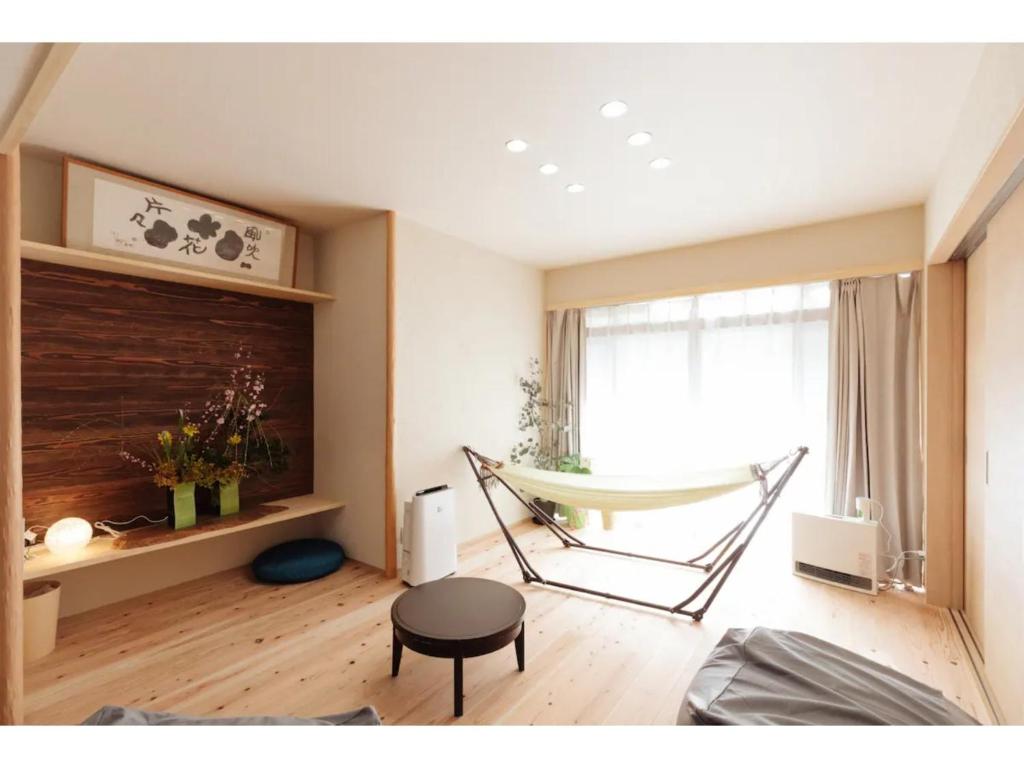 a living room with a hammock in a room at KONOHANA NO IORI - Vacation STAY 15340v in Mimasaka