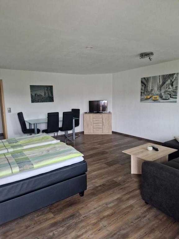 バート・ヴィルドゥンゲンにあるHaus Nuhnのベッドルーム1室(ベッド1台、ソファ、テーブル付)
