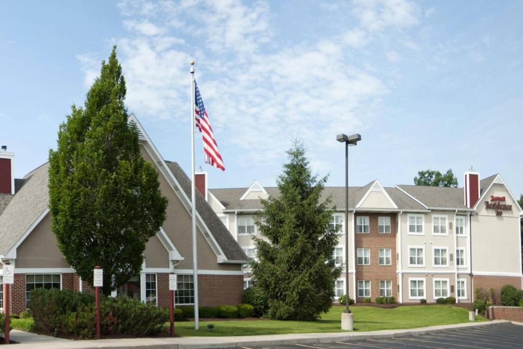 un edificio con una bandera americana delante de él en Residence Inn Fort Wayne Southwest, en Fort Wayne