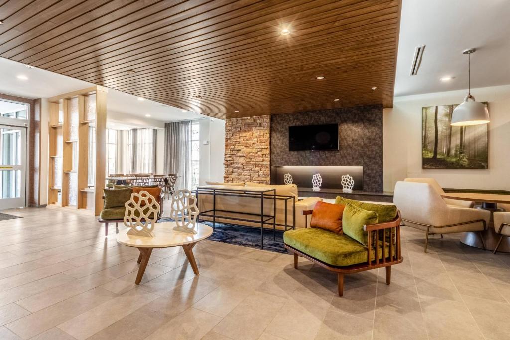 sala de estar con muebles y chimenea en Fairfield Inn & Suites by Marriott Dallas DFW Airport North Coppell Grapevine, en Coppell
