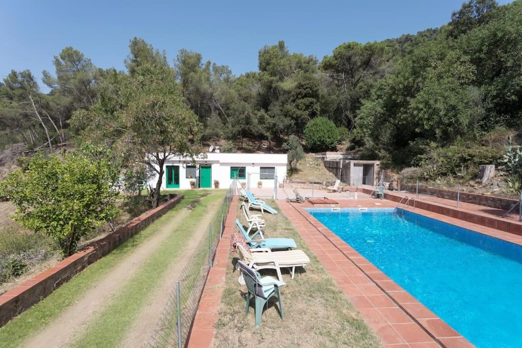 een uitzicht op een zwembad met een huis bij Cottage Eco-Friendly Barcelona country side in La Garriga