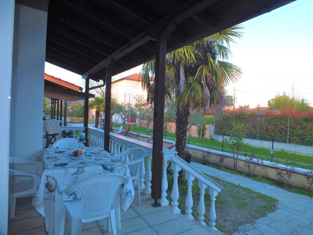A garden outside Asprovalta Family Villas