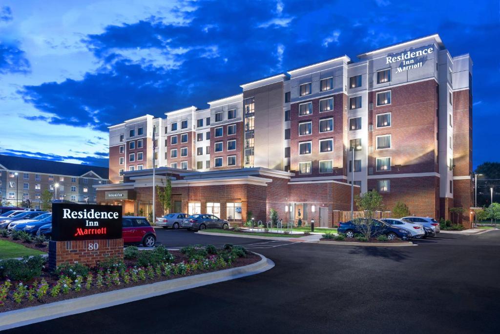 un hôtel avec un parking dans l'établissement Residence Inn By Marriott Greenville, à Greenville