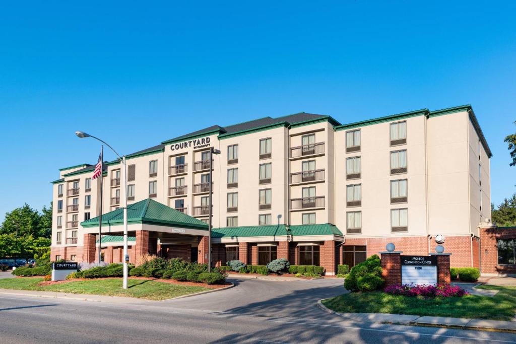 an exterior view of the hampton inn and suites at Courtyard by Marriott Bloomington in Bloomington