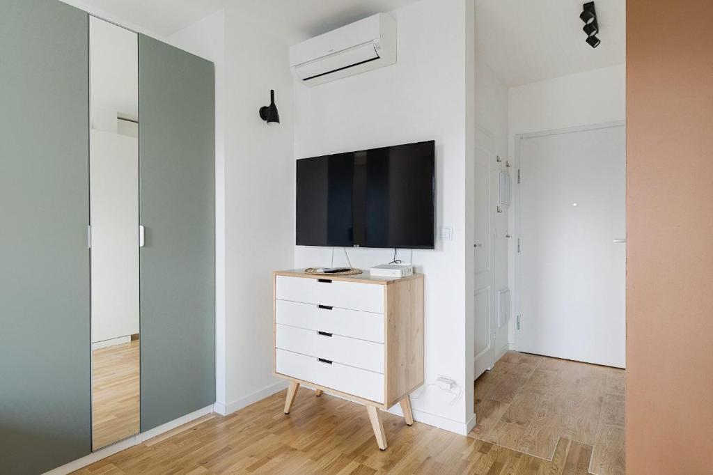 Televízia a/alebo spoločenská miestnosť v ubytovaní Apartamenty Stadion Narodowy