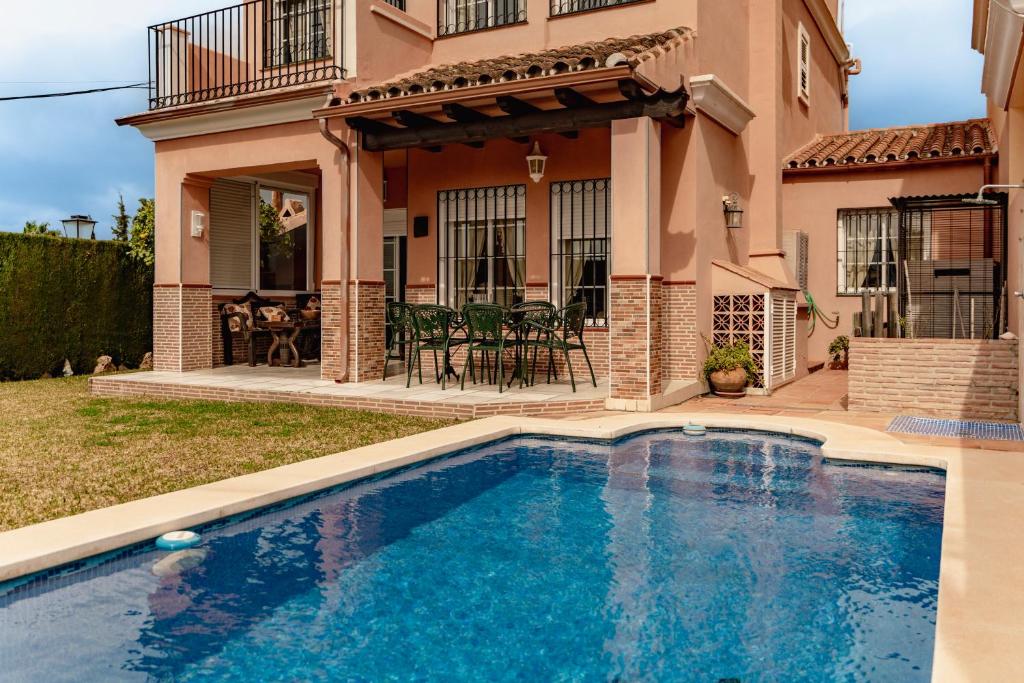 Basen w obiekcie Villa estilo mediterránea con Piscina, Jardín, Bbq y Jacuzzi - VILLA BEL AIR REAL lub w pobliżu