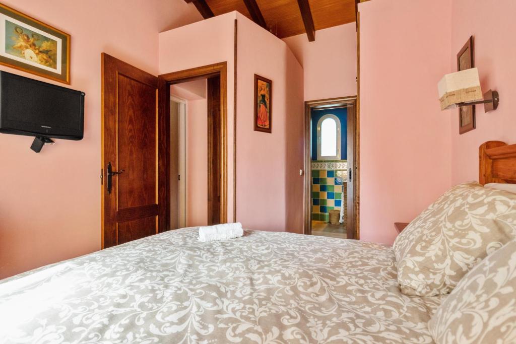 Łóżko lub łóżka w pokoju w obiekcie Villa estilo mediterránea con Piscina, Jardín, Bbq y Jacuzzi - VILLA BEL AIR REAL