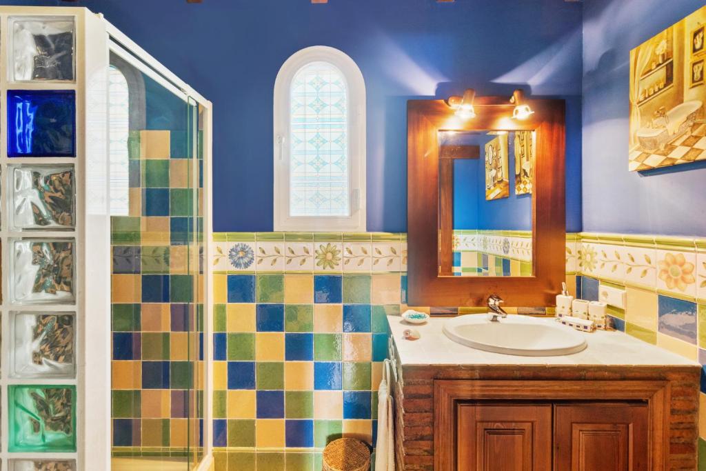 Łazienka w obiekcie Villa estilo mediterránea con Piscina, Jardín, Bbq y Jacuzzi - VILLA BEL AIR REAL