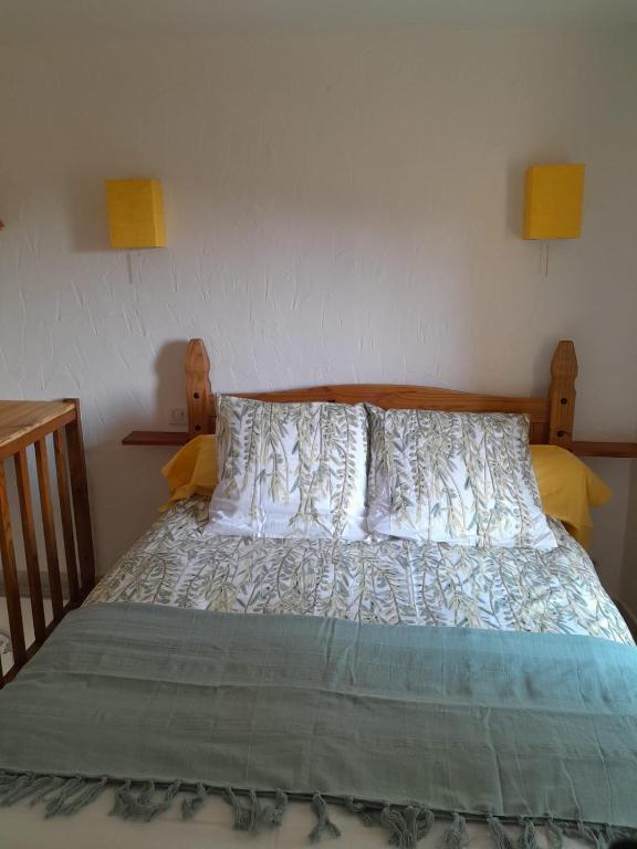Una cama o camas en una habitaci&oacute;n de La Pigoussette
