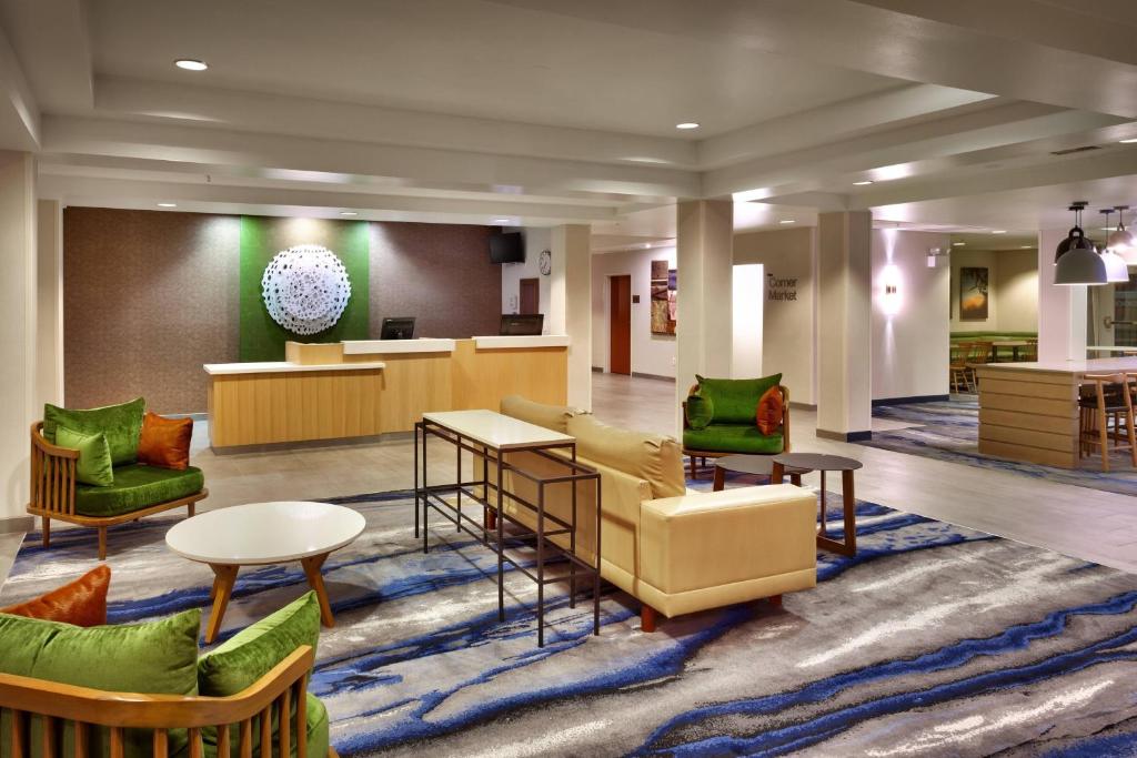 um lobby de um hotel com cadeiras e mesas em Fairfield Inn and Suites Sierra Vista em Sierra Vista
