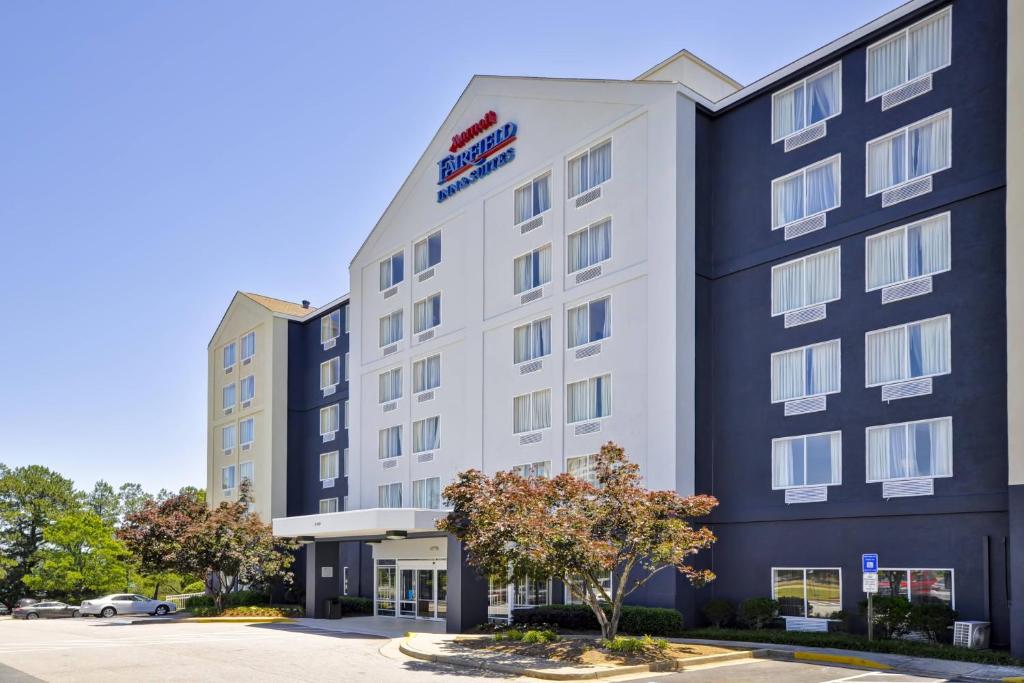 una imagen de un edificio de hotel en Fairfield Inn & Suites by Marriott Atlanta Vinings/Galleria en Atlanta