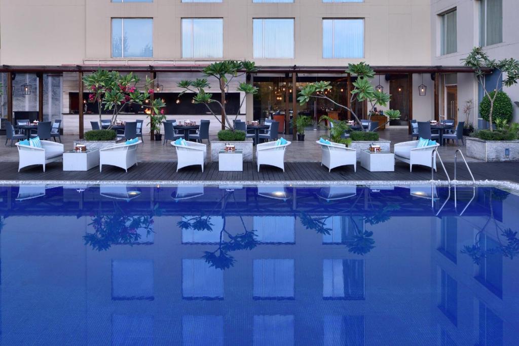 ein Hotel mit einem Pool vor einem Gebäude in der Unterkunft Fairfield by Marriott Bengaluru Outer Ring Road in Bangalore