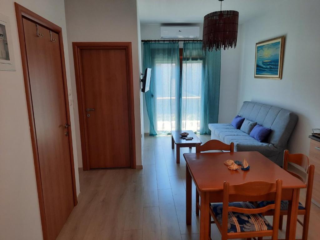 - un salon avec une table et un canapé dans l'établissement Olga's appartments, à Ouranoupoli