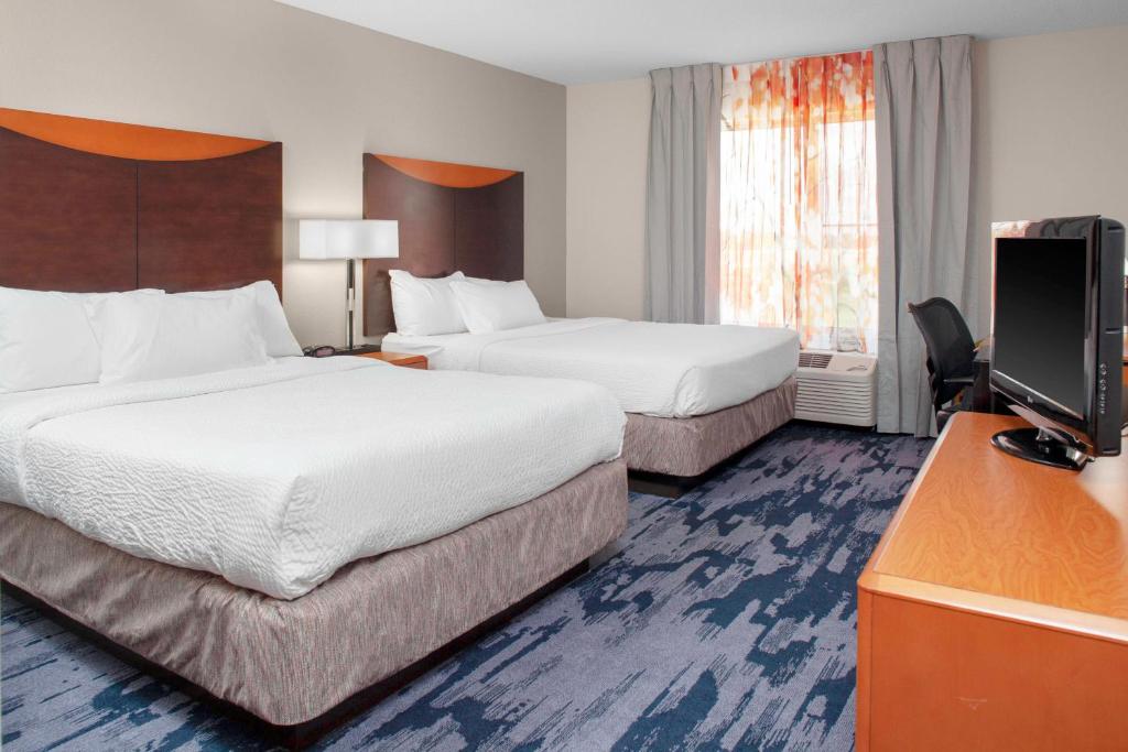 Nice Bedding - Picture of Fairfield Inn & Suites White River