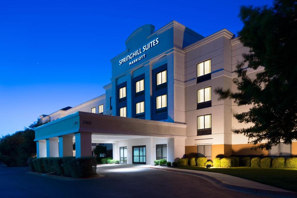 eine Darstellung der Vorderseite des Hotels in der Nacht in der Unterkunft SpringHill Suites Austin Round Rock in Round Rock