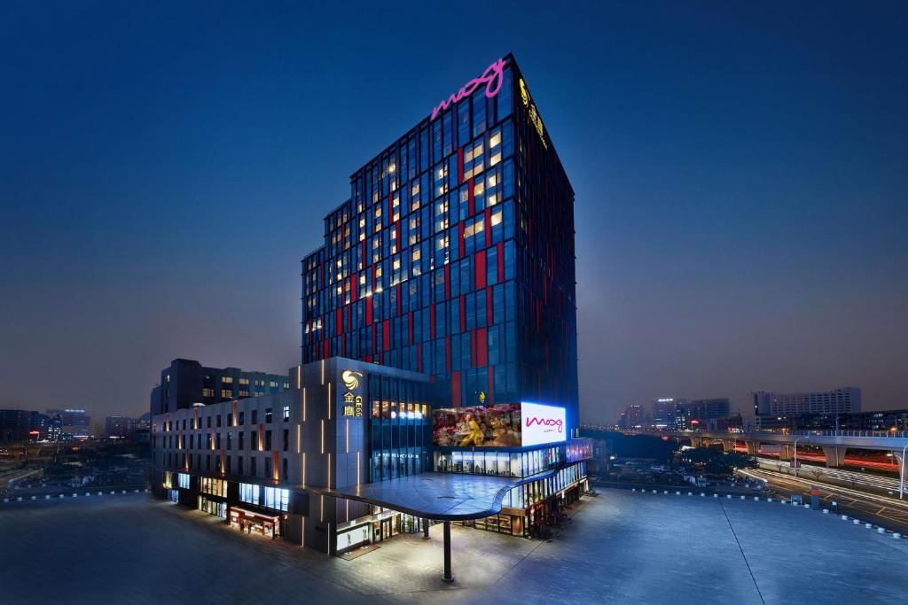 un edificio alto con un cartel en el costado en Moxy Nanjing Jiangning, en Nanjing