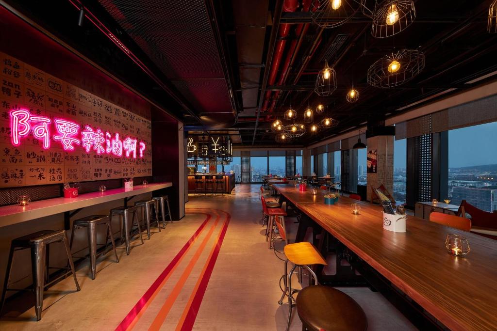 Moxy Nanjing Jiangningにあるレストランまたは飲食店