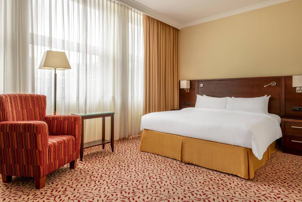 Postel nebo postele na pokoji v ubytování Cologne Marriott Hotel