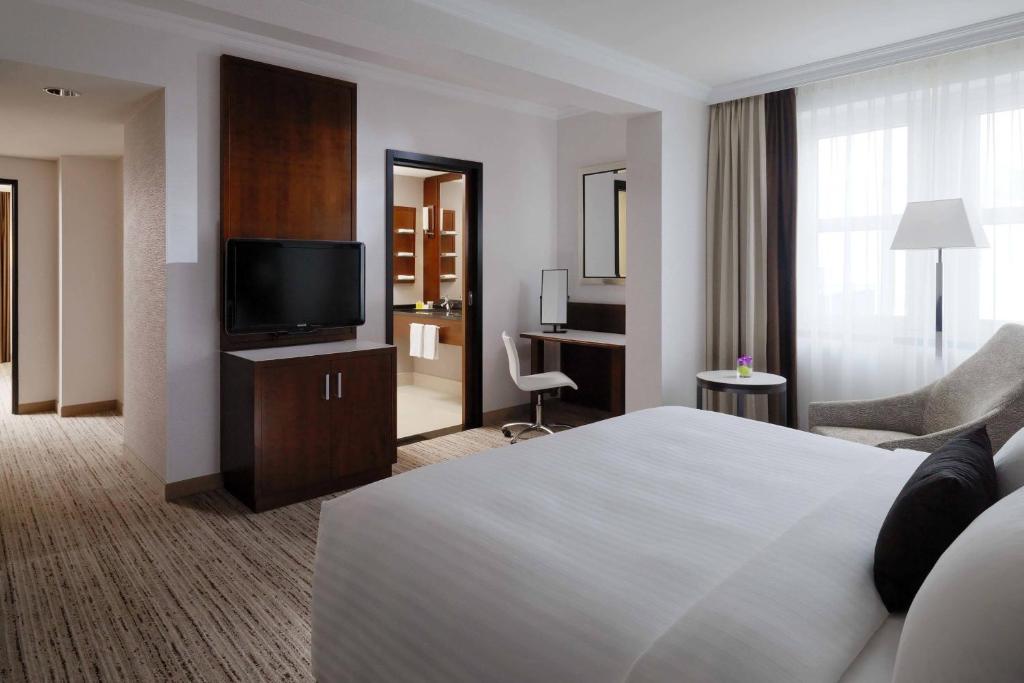 TV a/nebo společenská místnost v ubytování Cologne Marriott Hotel