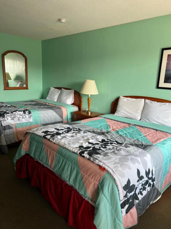 מיטה או מיטות בחדר ב-Ambassador Inn