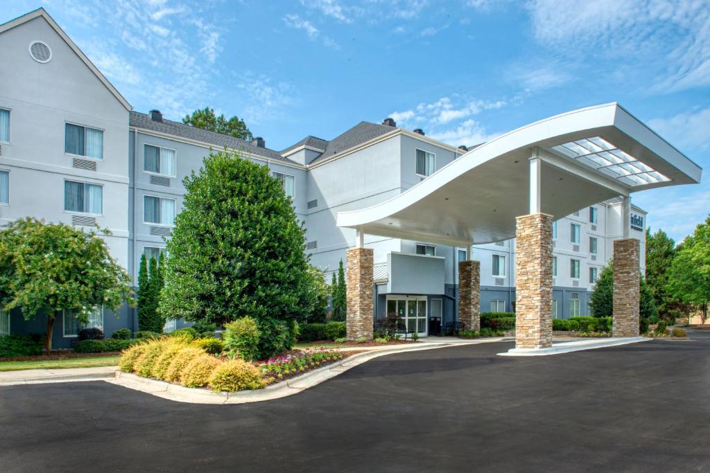 uma renderização da frente de um hotel com estacionamento em Fairfield Inn & Suites Raleigh Crabtree Valley em Raleigh
